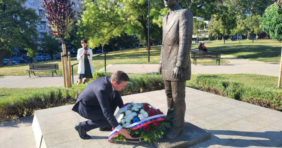 Selaković Položio Venac Na Spomenik Gavrilu Principu U Beogradu ...